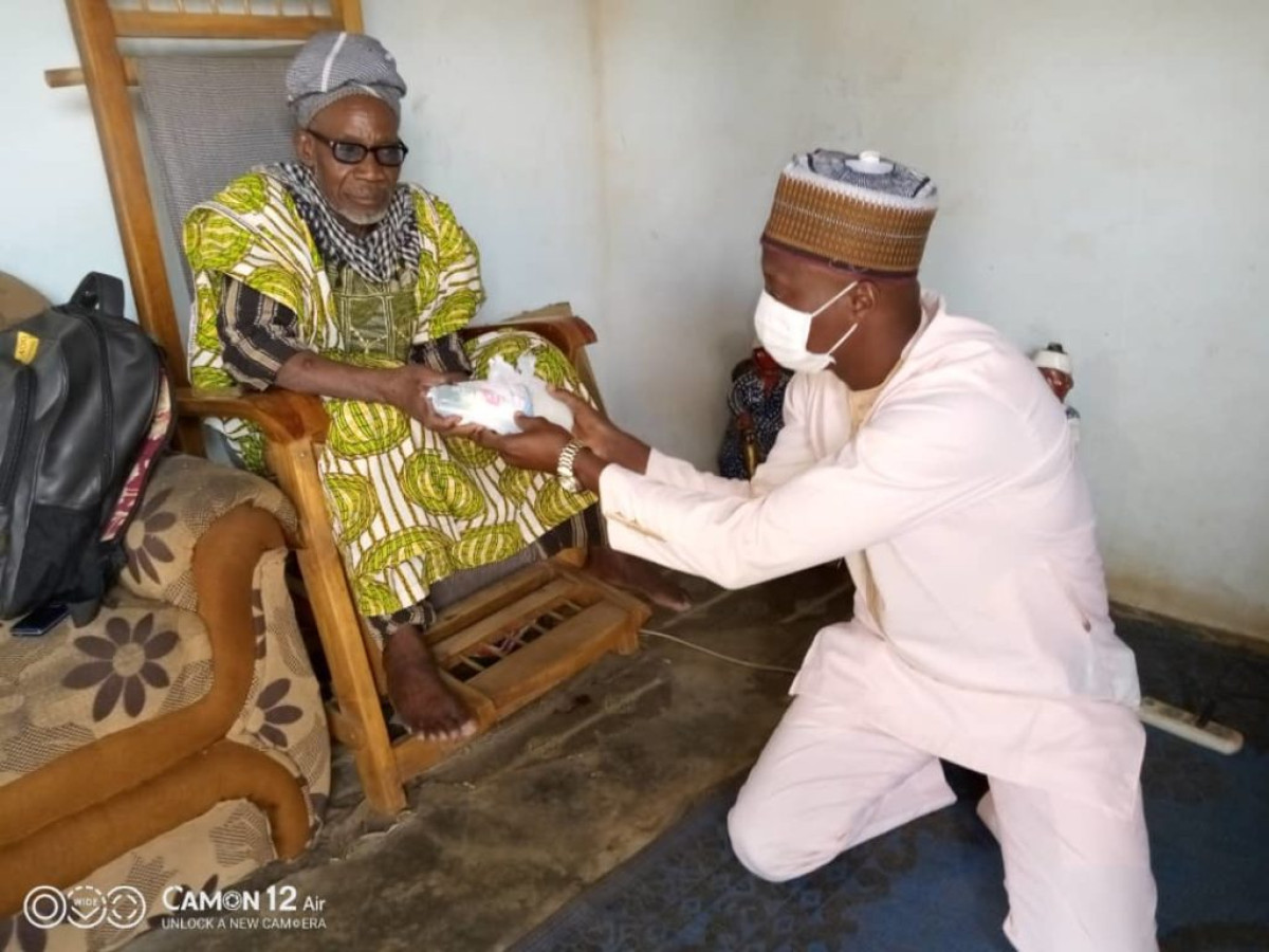 OPERATION DE DISTRIBUTION GRATUITE DE SAVON POUR LE LAVAGE DES MAINS A PARAKOU : Kadiri Gandé Bata appuie plus de 600 ménages du 3e arrondissement . Un geste digne d’un véritable disciple de Gbadamassi