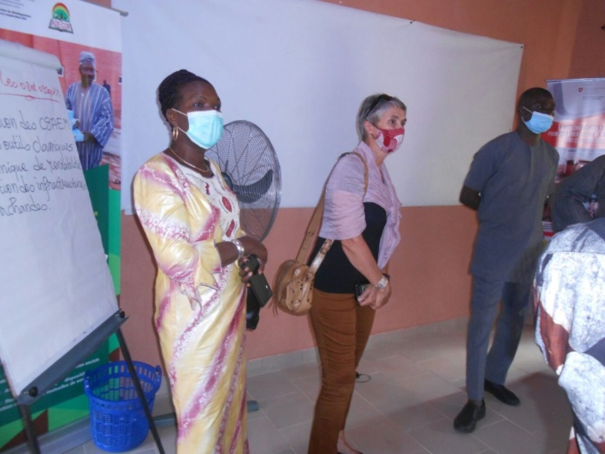 EN VISITE AU SIÈGE DE L’ADECOB À N’DALI : La cheffe de la coopération internationale de la Suisse au Bénin échange avec le personnel