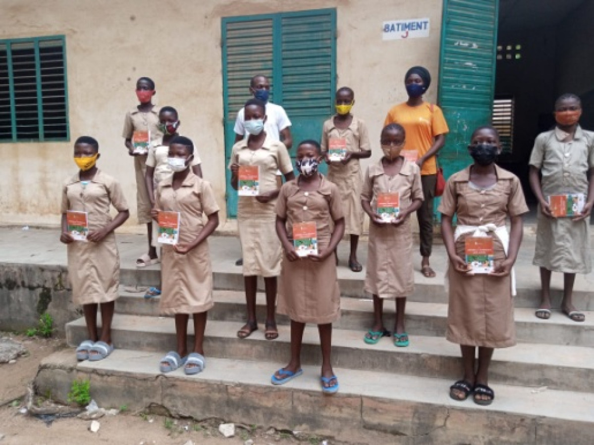 DISTRIBUTION DES BREVIAIRES AUX ELEVES FILLES DES COLLÈGES ET LYCÉES DE PARAKOU : La Fondation Hystérésis s’engage à promouvoir les séries scientifiques