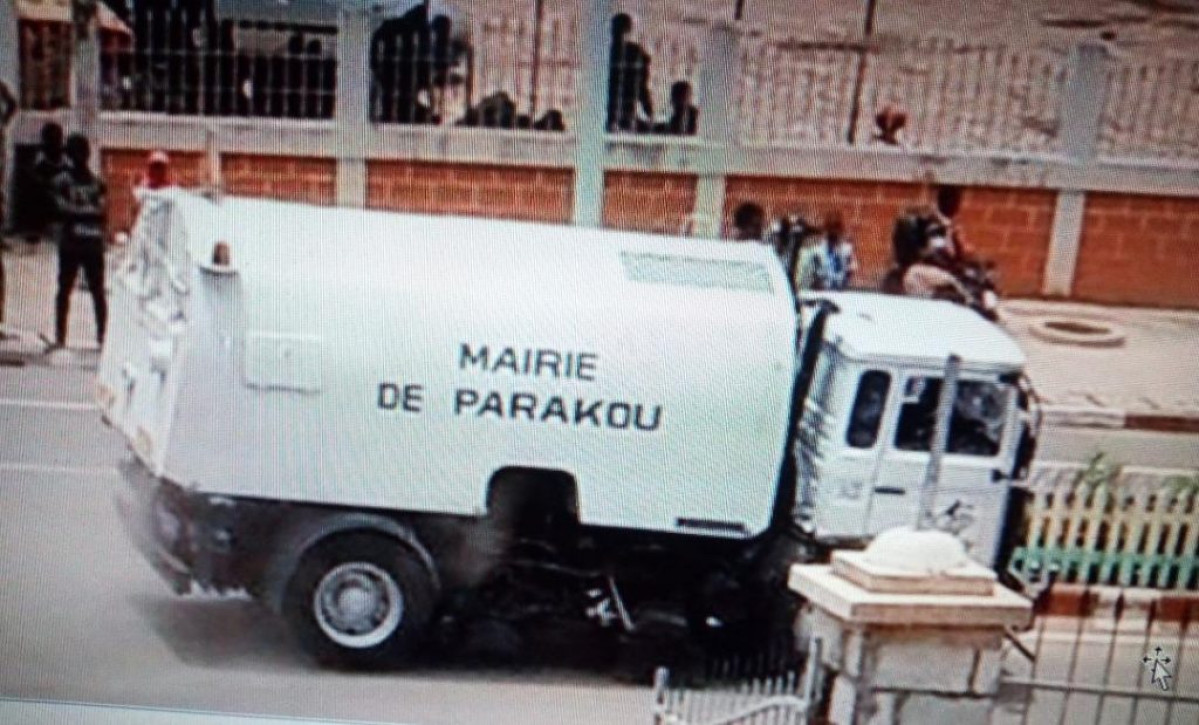 ENTRETIEN DES RUES ASPHALTÉES A PARAKOU : Toko donne plus d’arguments à Talon pour une seconde phase . Une balayeuse acquise pour le nettoyage des voies