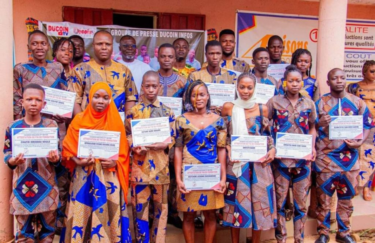FORMATION EN CADRAGE-MONTAGE ET INFOGRAPHIE-PHOTOGRAPHIE : Ducoin infos libère 17 étudiants . Samou Adambi parrain de l’initiative