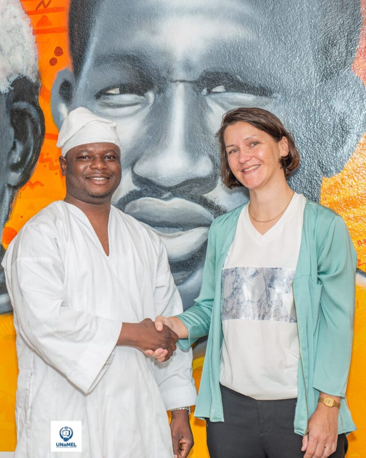 SÉANCE D’ÉCHANGES ENTRE L’UNAMEL-BENIN ET LA FONDATION FRIEDRICH EBERT STIFTUNG : Barnabas Orou Kouman et Iris Nothofer se donnent la main