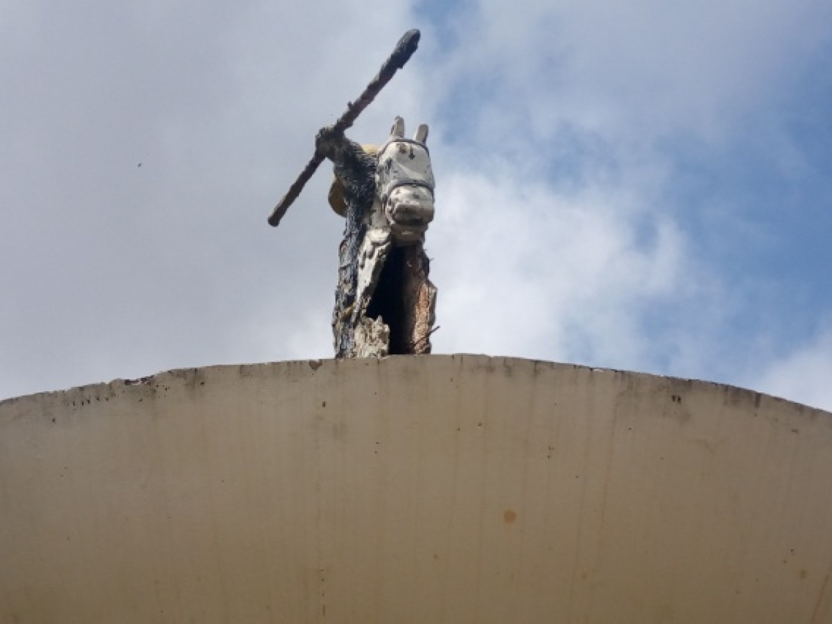 PARAKOU : Alerte, la statue de Bio Guerra s&rsquo;écroule !