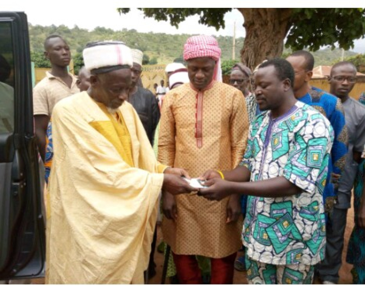 GESTE DE GÉNÉROSITÉ DE L’HE ABDOULAYE GOUNOU À KOUANDÉ : Sa majesté Bagana Sorou II reçoit un véhicule flambant neuf