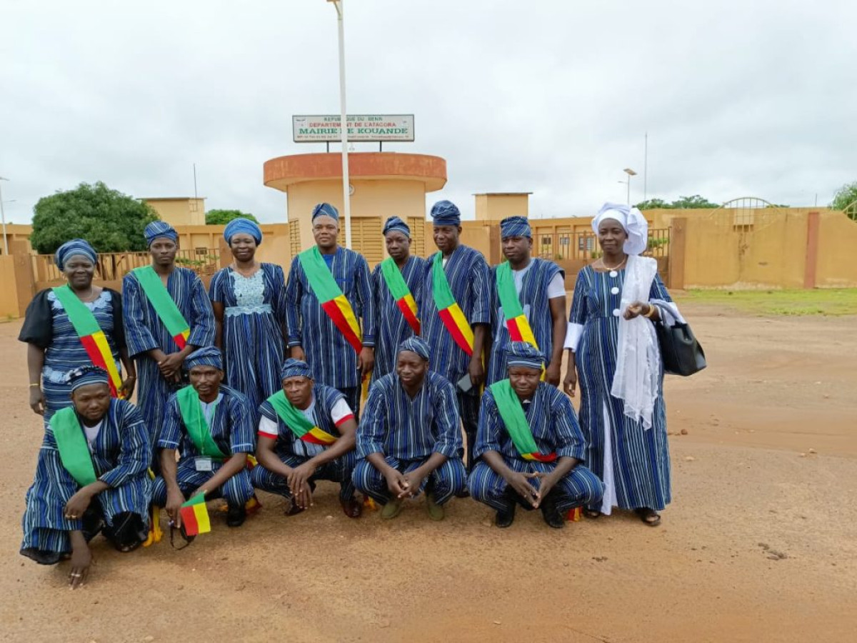 1ER AOÛT 2023 À KOUANDÉ : Le conseil communal et la Secrétaire Exécutive valorisent le pagne traditionnel tissé « baru bekuru » . Une indépendance vestimentaire qui doit faire école