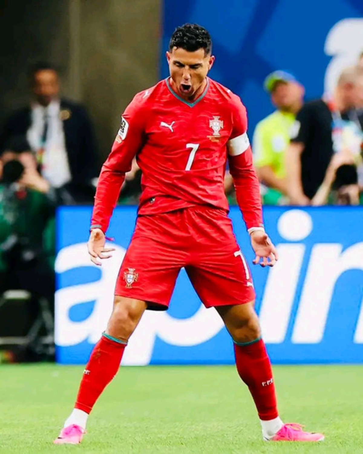 Grâce à son doublé face à l'Ouzbékistan :Cristiano Ronaldo devient le seul joueur à marquer lors de six éditions du Mondial