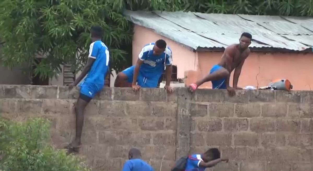 FOOTBALL BENIN / POUR EVITER D’EVENTUELS ’’GRIS GRIS ‘’ DE LEURS ADVERSAIRES, Des joueurs préfèrent escalader le mur du stade