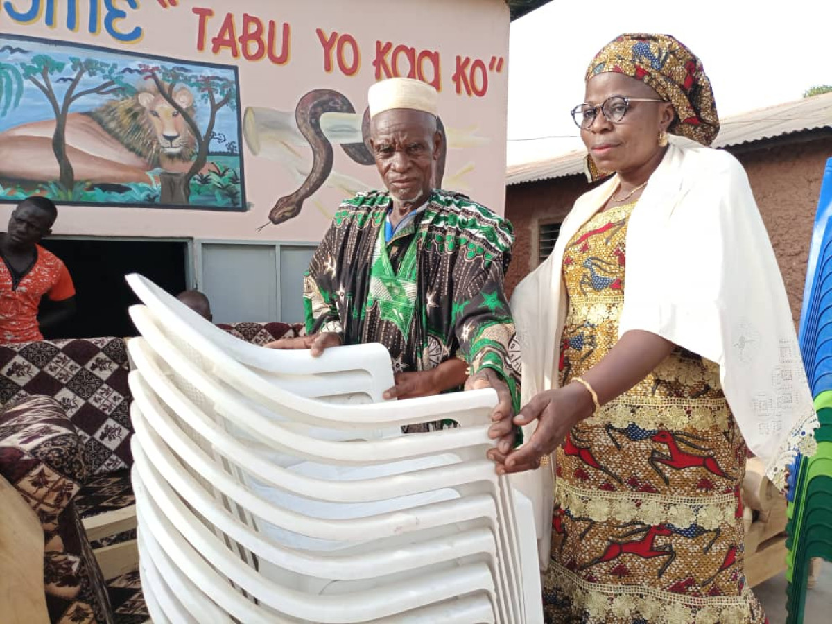 TCHAOUROU : L’He Bagoudou fait don de salon et de chaises au roi de Barérou