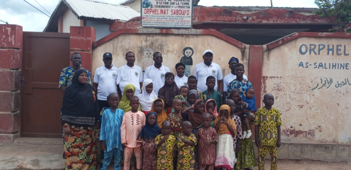 APRÈS UN REPAS PARTAGÉ AVEC LES ENFANTS DE L’ORPHELINAT SABOUYO : Lions Club Parakou Tabéra fait don de kits scolaires