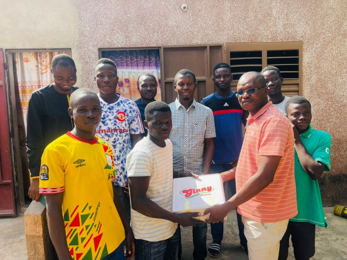 APRÈS LEUR AVOIR OFFERT UN TOIT, Fakola visite des étudiants de Ouénou les bras chargés