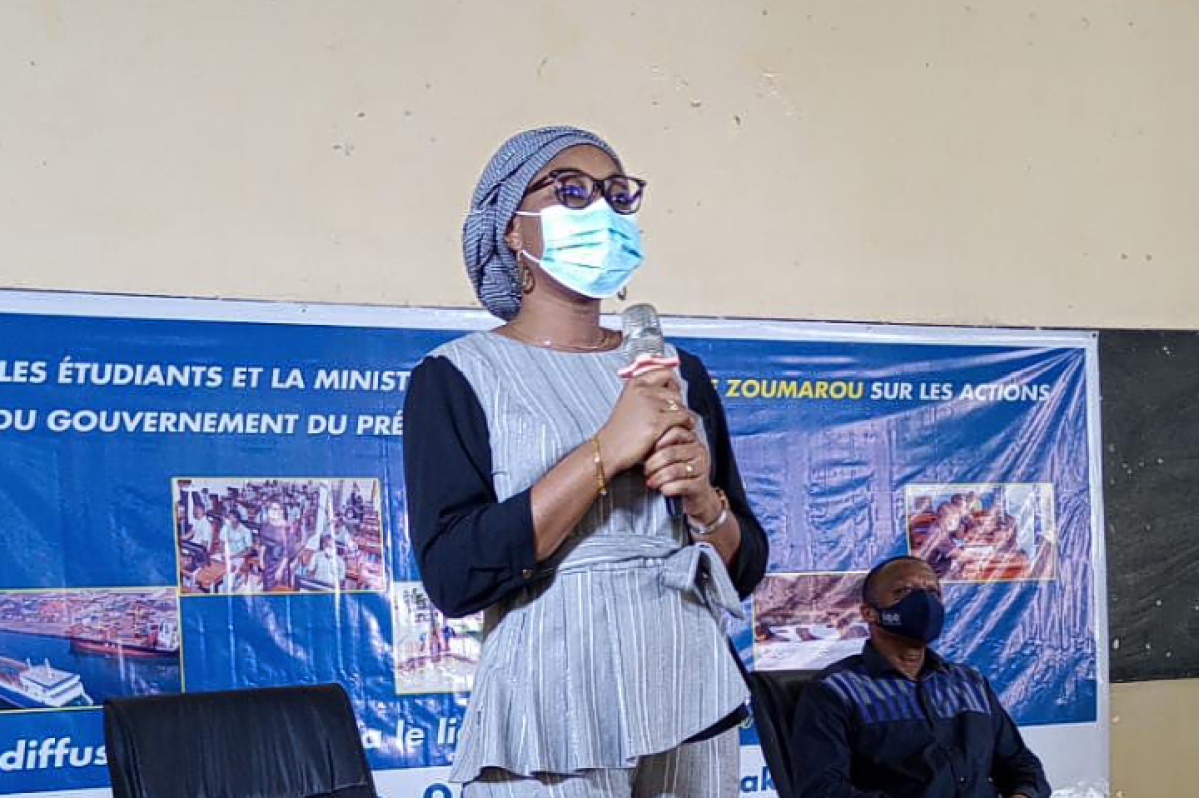 FACE AUX ÉTUDIANTS DE L’UNIVERSITÉ DE PARAKOU : Aurélie Adam Soulé expose les nombreuses actions du gouvernement . Satisfaits, les étudiants souhaitent rencontrer Talon pour lui dire merci