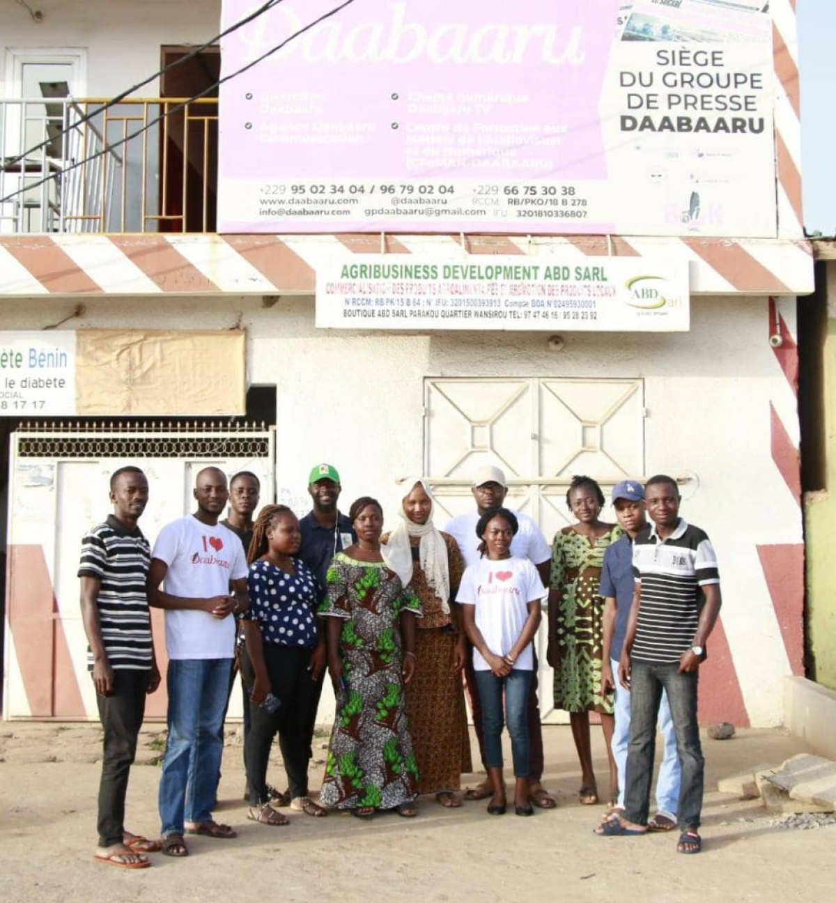 À PARAKOU DANS LE CADRE DE SON FESTIVAL SOSSI PALÈ : L’artiste Ya-Salam visite les locaux du groupe de presse Daabaaru