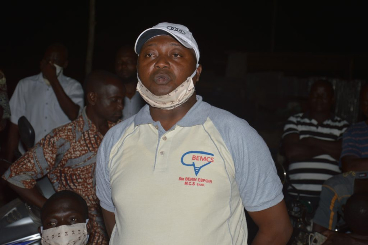 POUR LIMITER LA PROPAGATION DU COVID-19 À PARAKOU : Mama Orou Sanwé offre des cache-nez dans le premier arrondissement