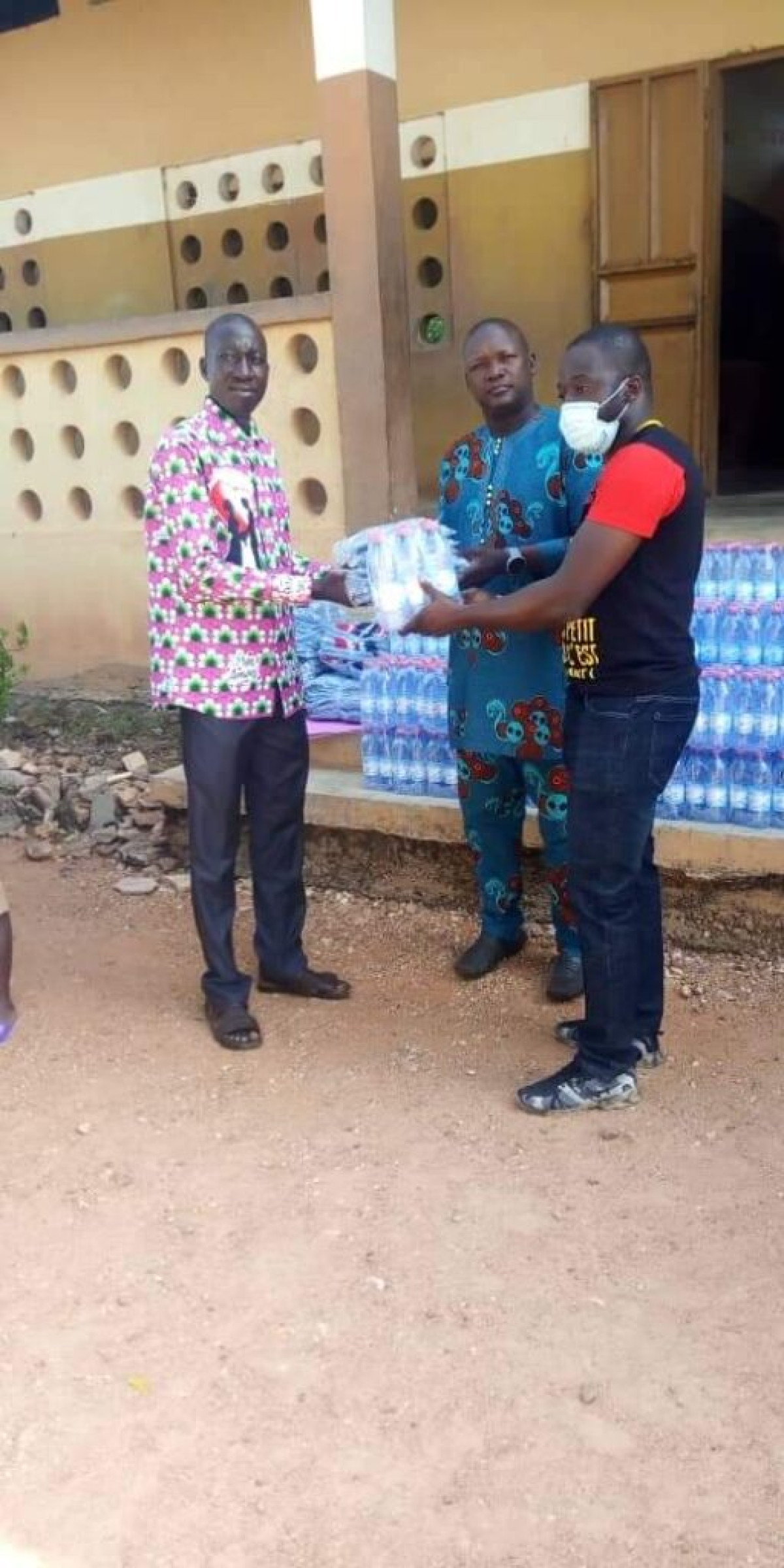 TOUR CYCLISTE DU BENIN A BOUKOMBE : Sobebra offre 100 packs d’eau et 100 T-shirts aux écoliers de l’Epp Koussoucoingou