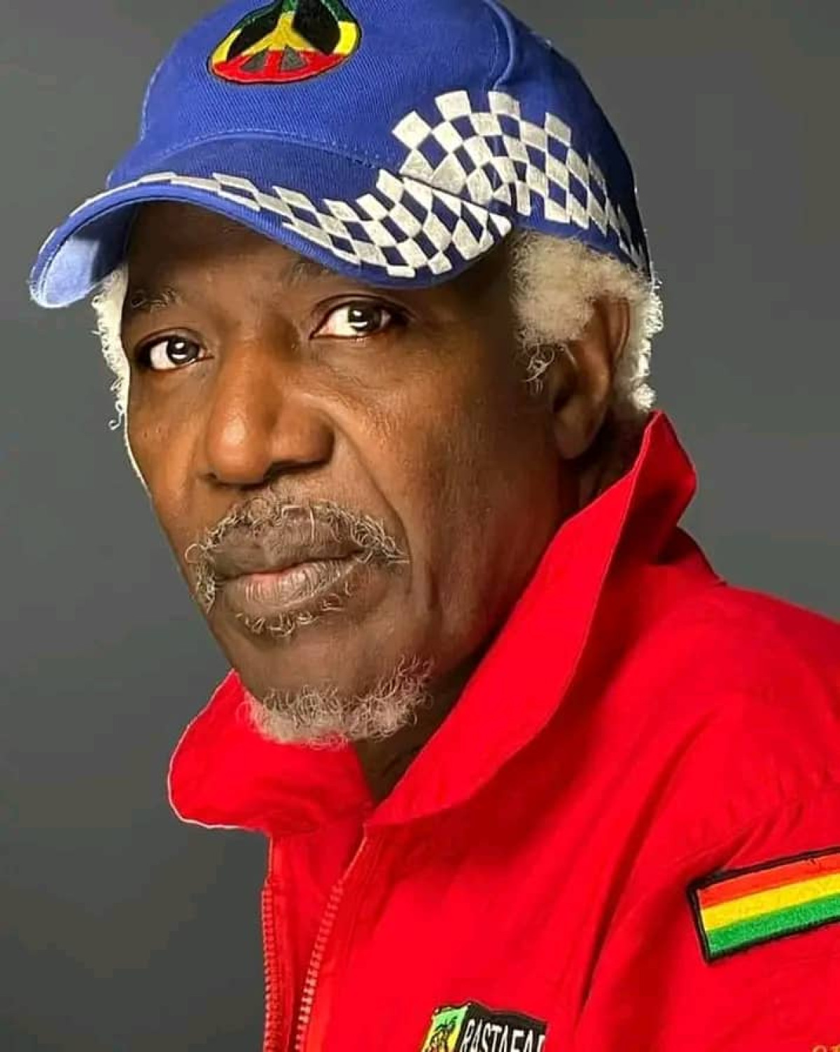 GUERRE ENTRE LES GRANDES PUISSANCES : Alpha Blondy envoie un message fort  . «Monsieur Macron, comme on dit chez nous, enlève ton pied dans leur connerie d&rsquo;Ukraine.»