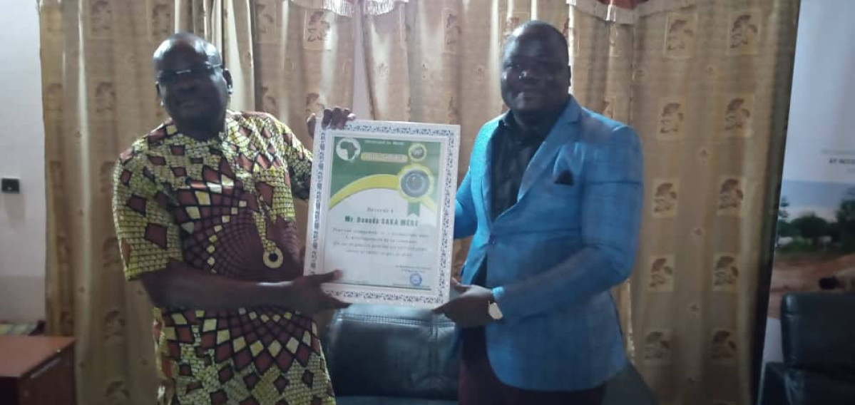 DECENTRALISATION ET BONNE GOUVERNANCE AU BÉNIN : Le maire Daouda Saka Méré distingué par l’Ong Etoile d’Afrik