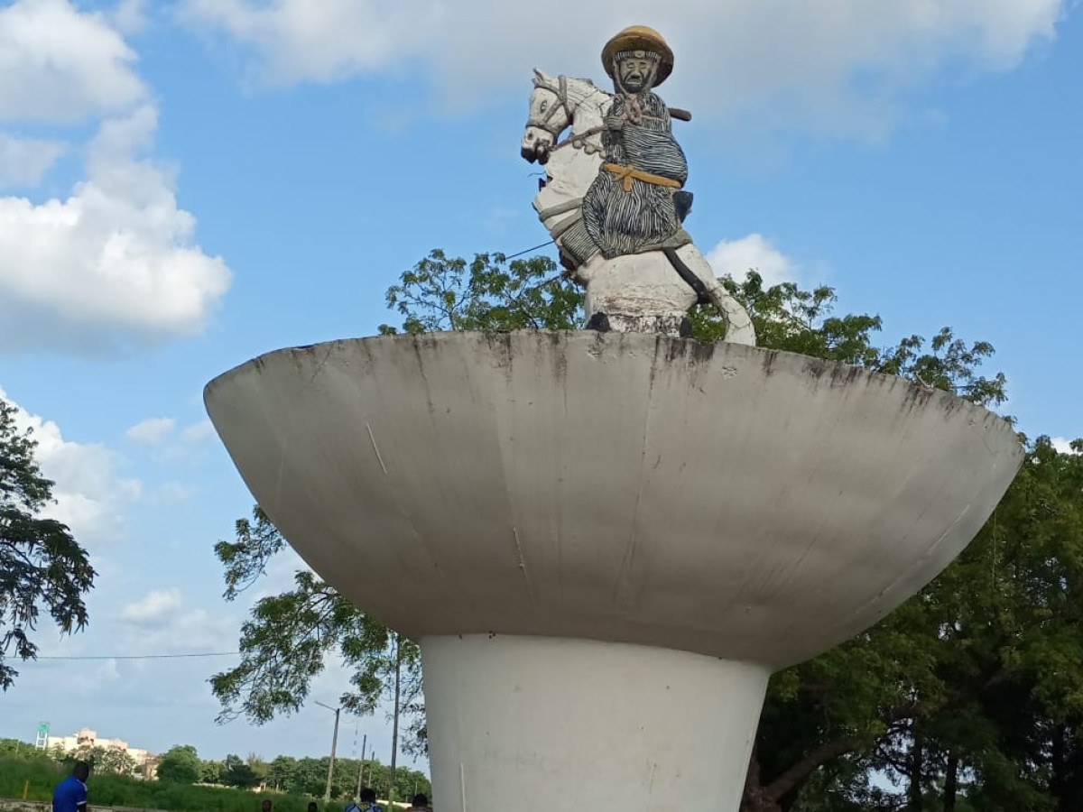 ETAT DE DEGRADATION DE LA STATUE DE BIO GUERRA A PARAKOU : Un an après l’alerte, toujours le statu quo ! . Zimé Chabi, Toko, Gbadamassi, Adambi, Talata et consorts interpellés