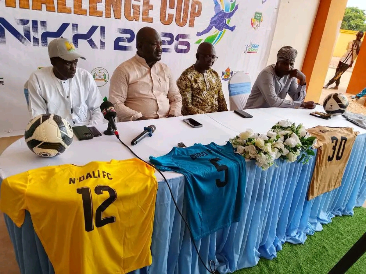 Tournoi Barutem Challenge cup à Nikki :Le Promoteur Dr Illyass Sina Dounhouirou remet des maillots aux équipes participantes