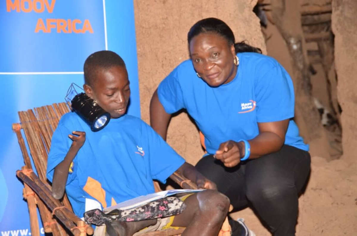 ŒUVRE SOCIALE A BOUKOMBE : La fondation Moov Africa illumine l’avenir des écoliers de l’Epp Koupagou . Des apprenants ont reçu des kits de lampes solaires pour étudier