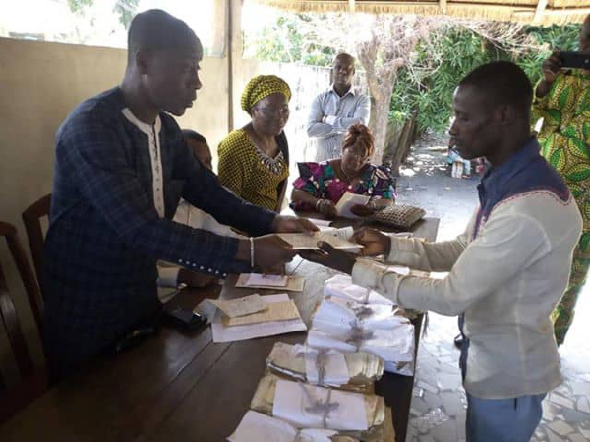 2E PHASE DE DISTRIBUTION GRATUITE DE VOLETS N°1 A SÈMÉ-PODJI : Le maire Charlemagne Honfo lance l’opération à Agblangandan