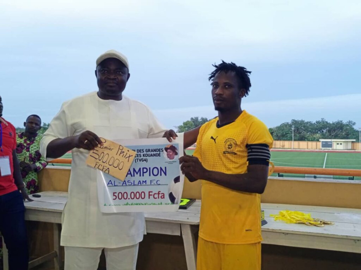 GROSSE MOBILISATION À LA FINALE DU TOURNOI DES GRANDES VACANCES DE KOUANDÉ : Aminou Mama Ibrahim, le commandant en chef de la jeunesse des 2kp . Al Aslam FC champion, reçoit une enveloppe de 500 000 Fcfa