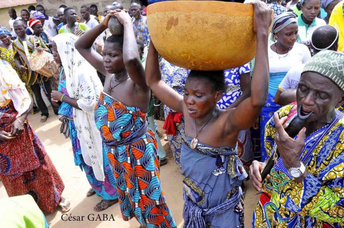 VOYAGE DANS LA DIVERSITÉ DE LA CULTURE BAATONU : À la découverte des “Kinnu Gbinnon bu”, le clan pour lequel le « vol » est une tradition à pérenniser