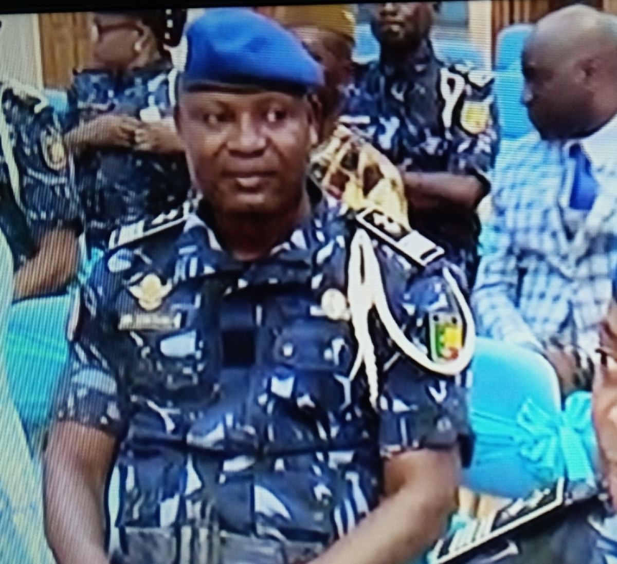 NOMMÉ CHEVALIER DE L’ORDRE NATIONAL DU BÉNIN : Le commissaire Léopold Egblékadja reçoit son insigne