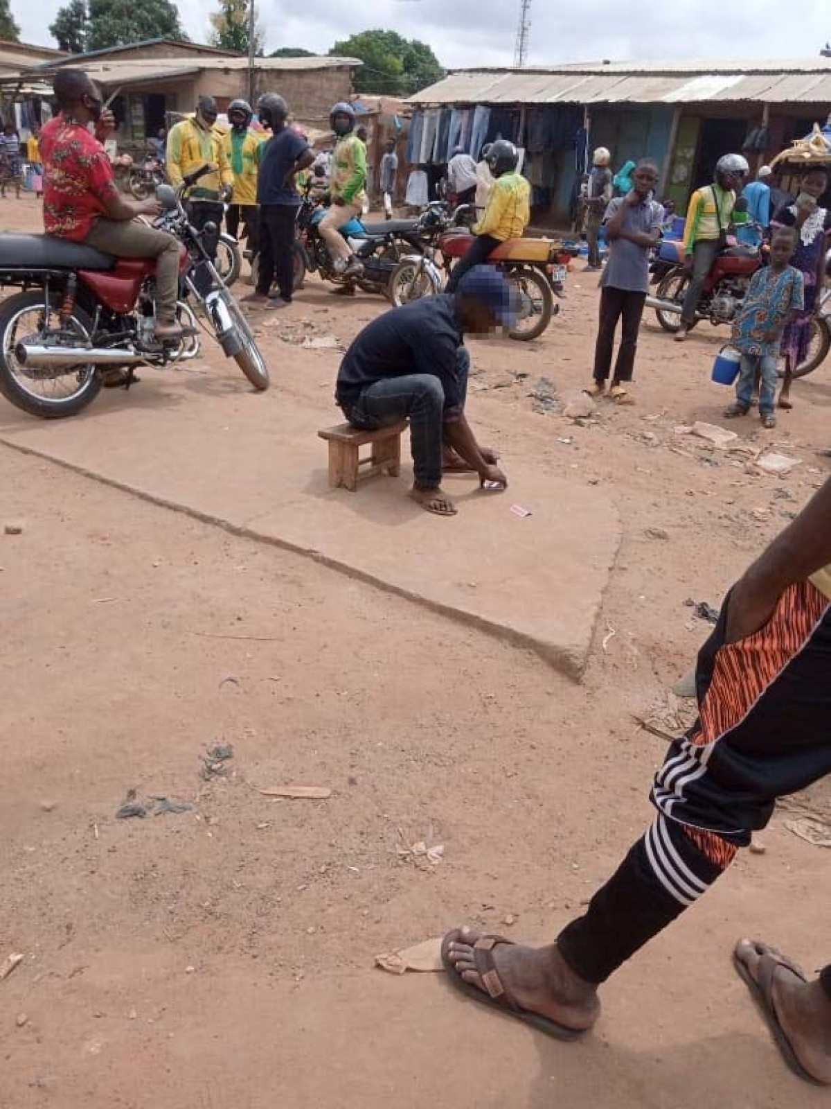 JEU DE CARTE PRATIQUE DANS DES MARCHES SECONDAIRES DU BENIN : Zoom sur le mystère d’une activité d’escroquerie . Les autorités interpellées