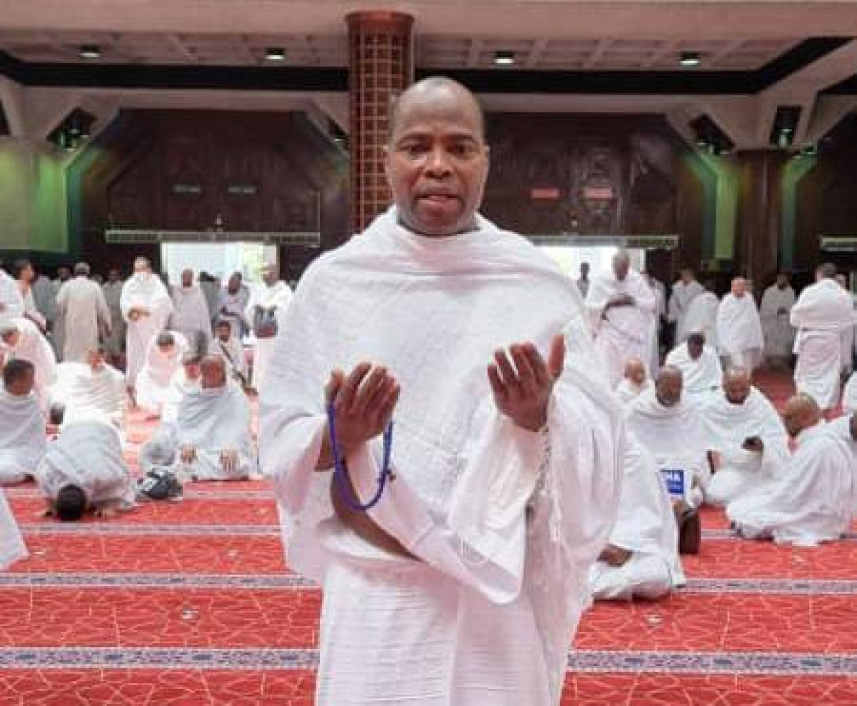 PASSANT LES DERNIERS JOURS DU MOIS DE RAMADAN À LA MECQUE, L’ambassadeur Adam Bagoudou prie pour le Bénin