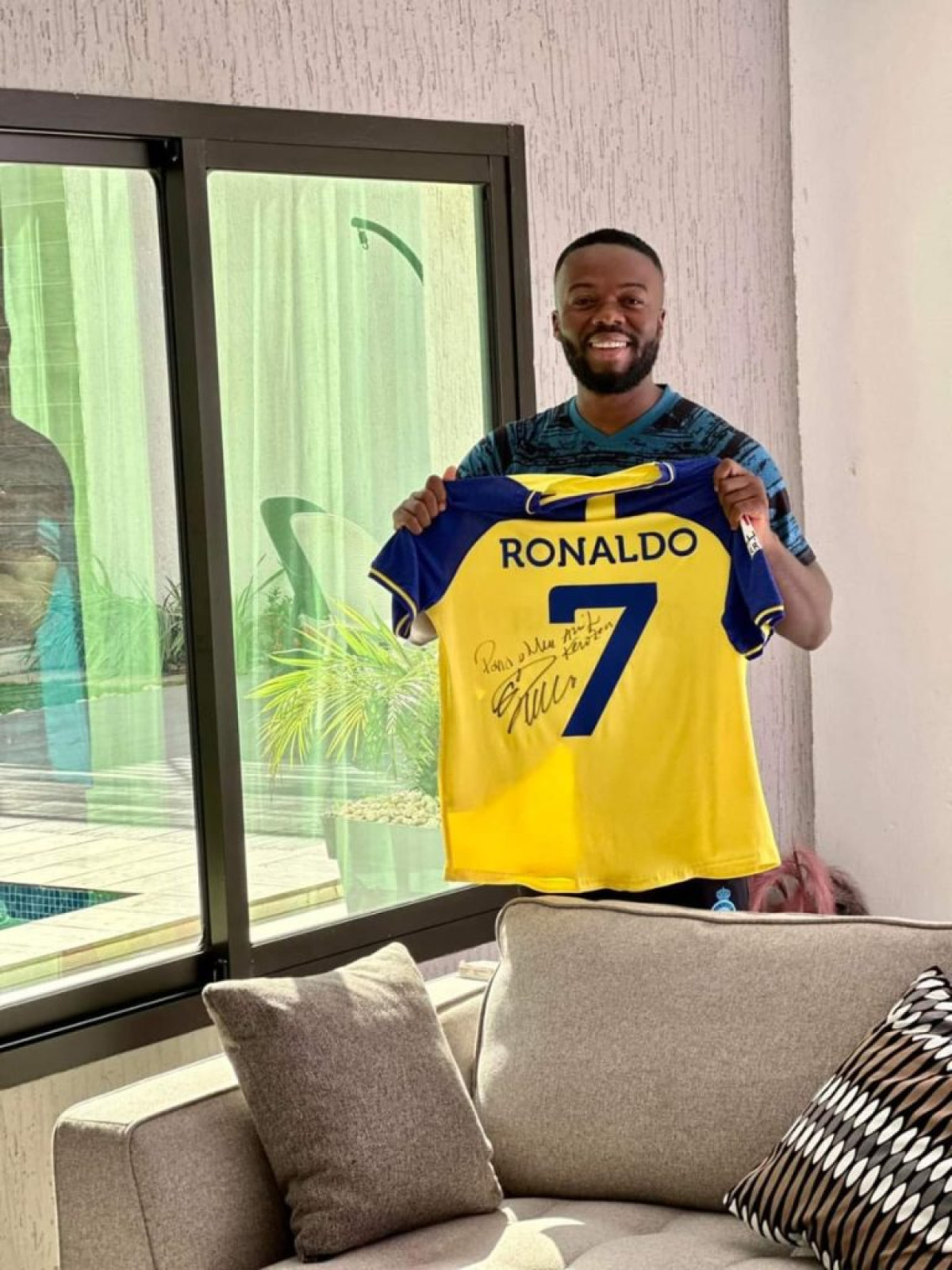 FANTASTIQUE : Kerozen reçoit un maillot dédicacé de Cristiano Ronaldo . L’artiste est également invité en Arabie Saoudite