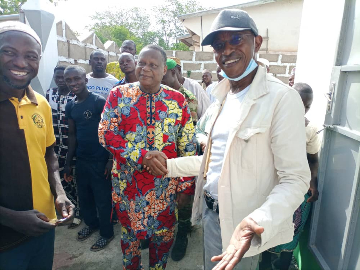 BEMBÉRÉKÉ/DOTATION DU CS DE GOUA D’UN SYSTÈME D’ÉNERGIE PHOTOVOLTAÏQUE : L’Ong Sompékids et la Fondation Edf expriment encore leur amour . Le leadership du général Robert Gbian a payé