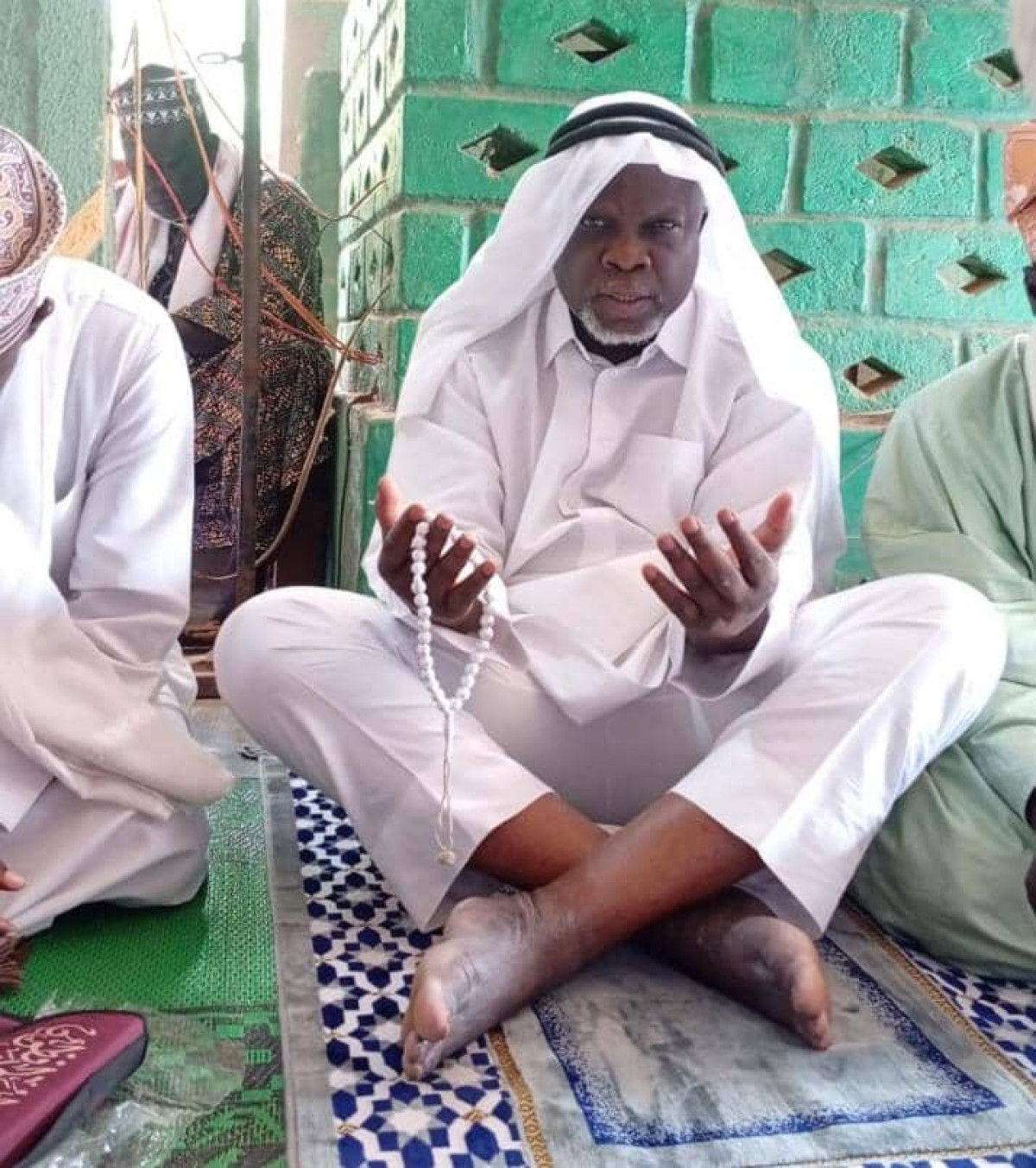 ''Dynamique Talon continue avec Wadagni'' rend grâce à Allah après la présidentielle: à Kouandé, Bertin Koovi, en tout blanc vêtu implore Allah sur le Chef de l'État