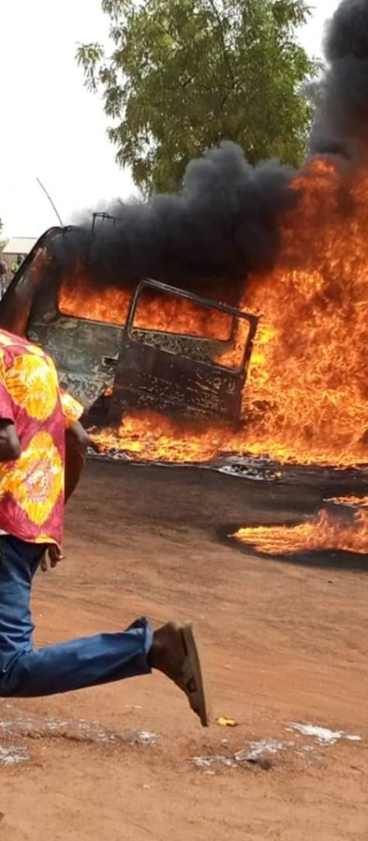MATERI : Une voiture et trois motos consumées par un vaste incendie
