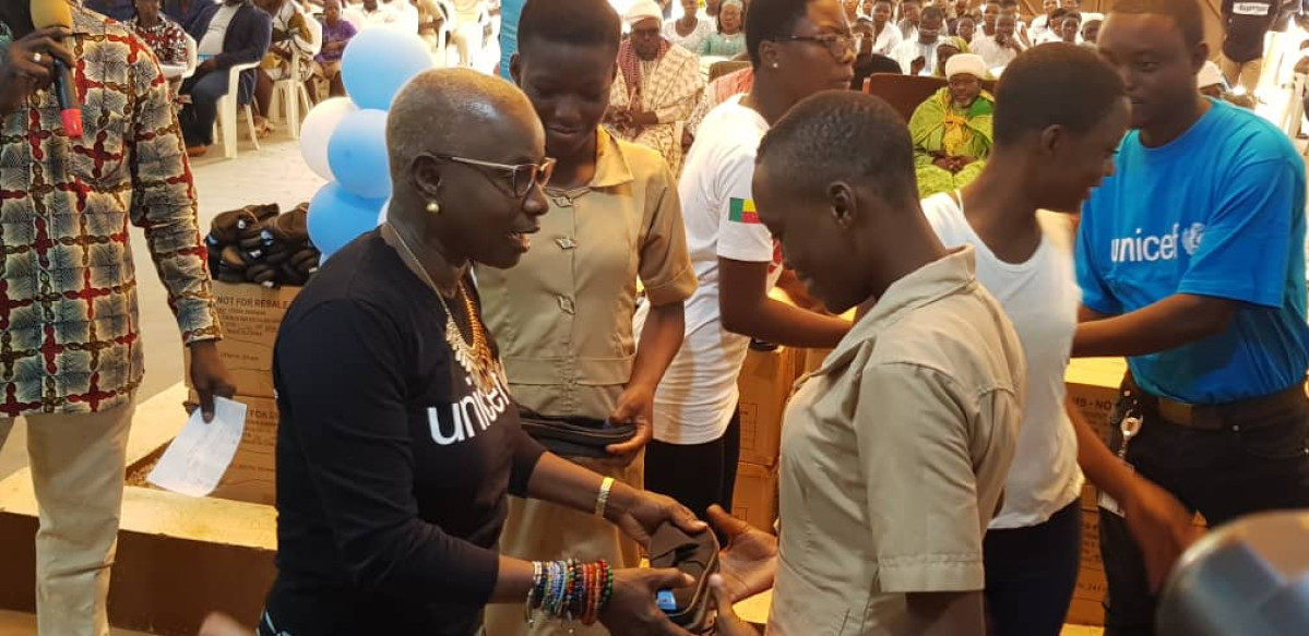 POUR ENCOURAGER LA SCOLARISATION DES FILLES : L’Unicef et la Fondation Batonga font don de chaussures aux adolescentes