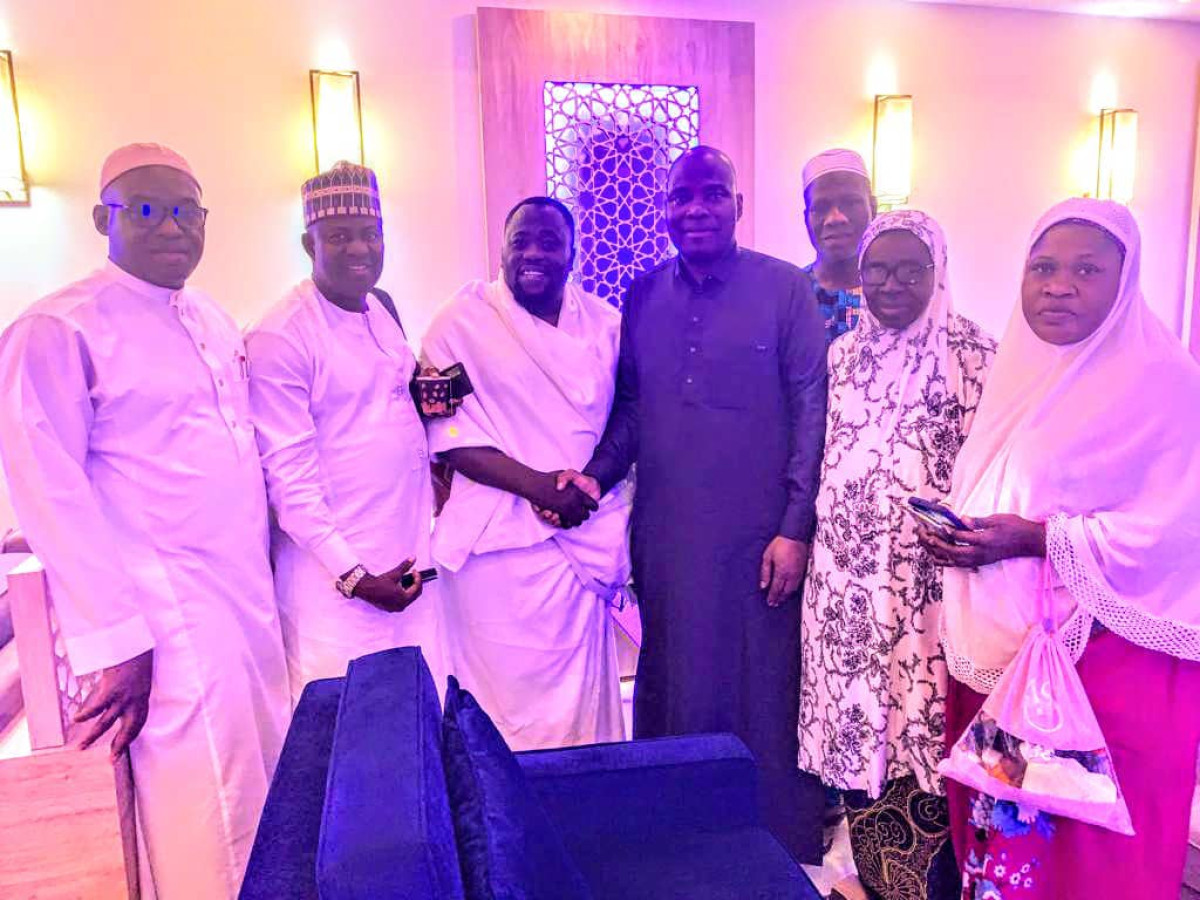 HADJ 2023 : L’ambassadeur Bagoudou rend visite aux pèlerins du groupe Ifè Voyages