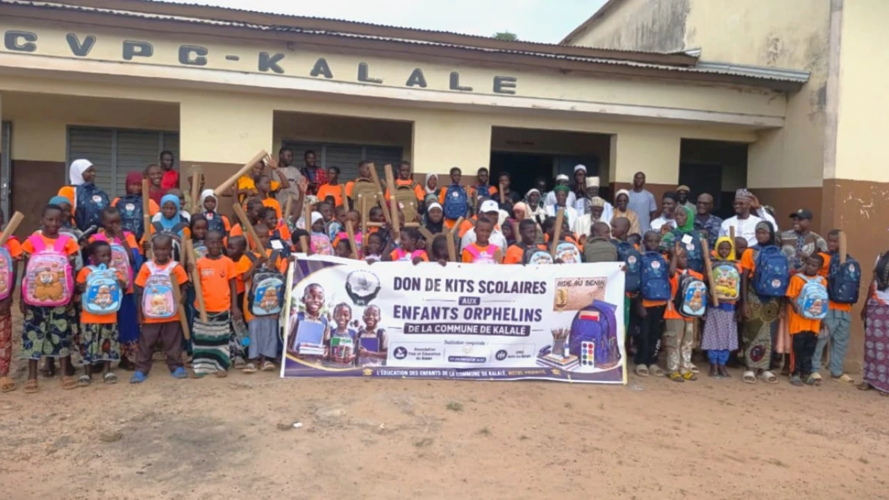 Don de kits scolaires aux orphelins de Kalalé pour l'accès à l'éducation: l'Ape-Bénin et l'Ong Aide au Bénin favorisent l'égalité des chances