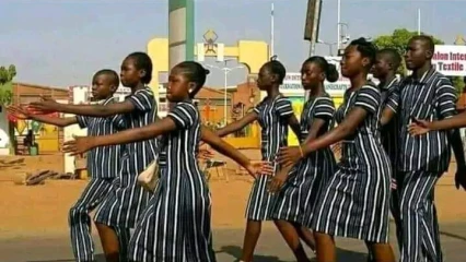 BURKINA-FASO : Le pagne tissé remplace le kaki à l&rsquo;école