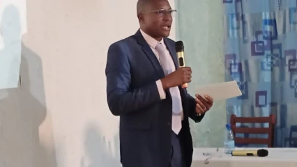 À TRAVERS UNE CONFÉRENCE DÉBAT SUR LA VIE DE COUPLE :  Jérémie Orou dévoile les secrets pour l&rsquo;harmonie conjugale   • Le professeur Eli Tamou, parrain de l&rsquo;événement 