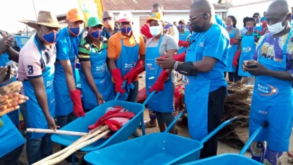 APRES AVOIR OFFERT UN IMPORTANT LOT DE MATERIEL A LA COMMUNE DE DJOUGOU : La Fondation Moov Africa assainit plusieurs rues de Djougou . Plus qu&rsquo;une compagnie de téléphonie mobile, Moov Africa, une entreprise eco-citoyenne