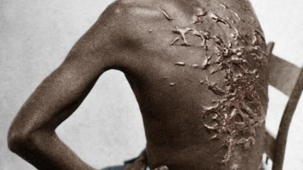 CHRONIQUE DES US ET COUTUMES :  Le dos d’un vrai père !