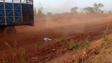 CONSÉQUENCE DU MAUVAIS ÉTAT DES VOIES À KOUANDÉ :  Un conducteur de tricycle perd l&rsquo;un de ses doigts dans un accident