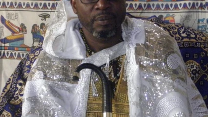 DÉCÈS DU PROFESSEUR ALBERT TÉVOÉDJRÈ : Sa Majesté Yawa Kina II de Sinendé salue la mémoire de l&rsquo;homme