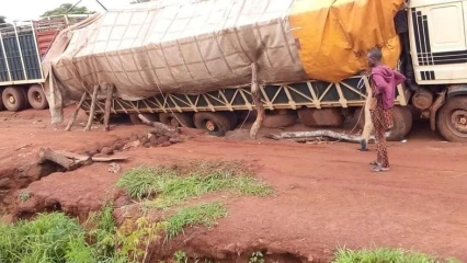 DÉGRADATION TRÈS AVANCÉE DES ROUTES DANS LE SEPTENTRION : C&rsquo;est fini, les 2Kp désormais coupées du reste du Bénin . Jusqu&rsquo;à quand le gouvernement restera-t-il insensible aux peines des populations ?