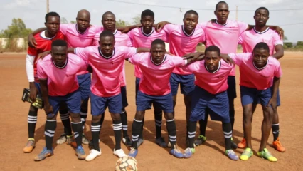 DEMI-FINALE DU TOURNOI INTER-MÉDIAS DE PARAKOU : Comme le Christ, l&rsquo;Ortb Fc crucifié par Daabaaru Fc . Le Pdg Barnabas Orou Kouman a failli enfoncer le clou
