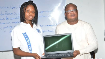 DISTRIBUTION DES ORDINATEURS AUX ÉTUDIANTS DES COURS SONOU :  Le Pdg Fabrice Sonou honore ses engagements