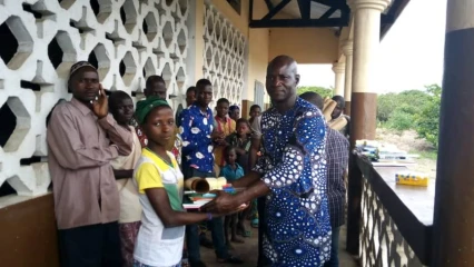 DONS DE KITS SCOLAIRES DANS LE 1ER ARRONDISSEMENT DE PARAKOU : L&rsquo;Ong Albarika-Faaba fait le geste utile à Toboukparou