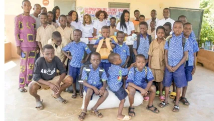 DONS DE VIVRES ET MATERIELS PAR L&rsquo;ONG-FJAD À PARAKOU : Benedicta Aloakinnou sauve les enfants nécessiteux
