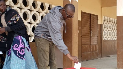 ÉLECTIONS LÉGISLATIVES À TCHAOUROU CENTRE : Les postes de vote ouverts, des électeurs éprouvent de difficultés  . Le candidat Fadel Kabassi a voté à l&rsquo;Epp Tchaourou-Gare