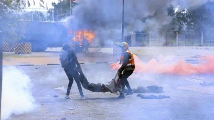 EN COLÈRE CONTRE L&rsquo;AUGMENTATION DES TAXES : La population kényane incendie le parlement . Au moins 5 morts et près de 40 blessés