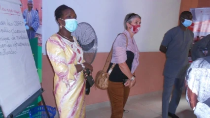 EN VISITE AU SIÈGE DE L&rsquo;ADECOB À N&rsquo;DALI : La cheffe de la coopération internationale de la Suisse au Bénin échange avec le personnel